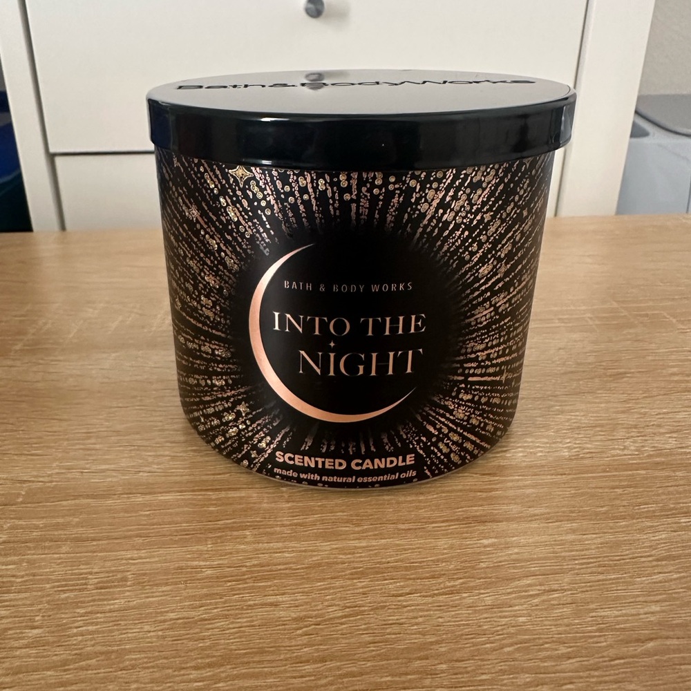 Bath & Body Works Into the Night Candle - Black and White